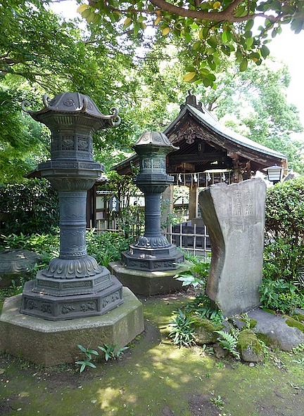 Quiet nook - shrine in Ueno Park
