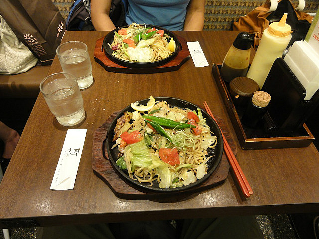 Delicious fried noodles with vegetables !