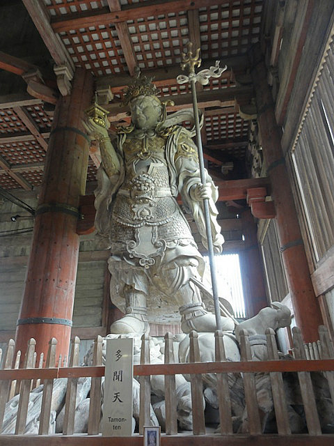 Beautifully carved wooden giant at Todai-ji