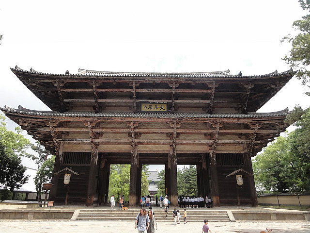Nandai-mon, the wooden entrance gate to Todai-ji