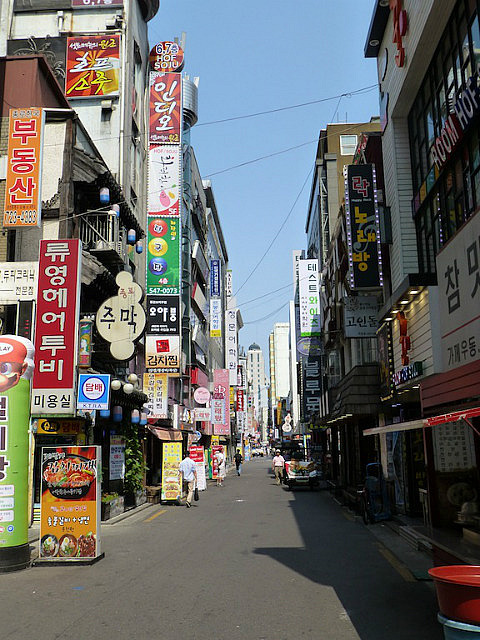Downtown Seoul, side street