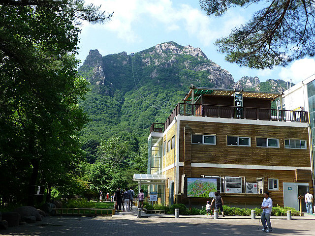 Cable car going to one of the lower peaks