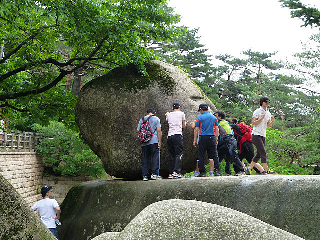 Hikers attempting to dislodge Heundeulbawi !