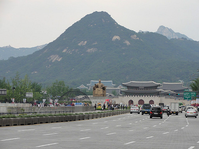 Gwanghwamun plaza - King Sejong's statue