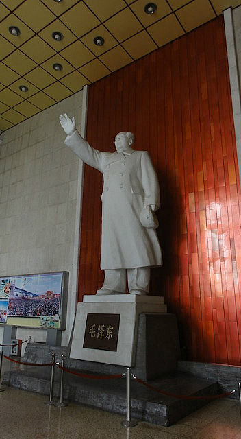 Mao statue - entrance to Yangtze River Bridge