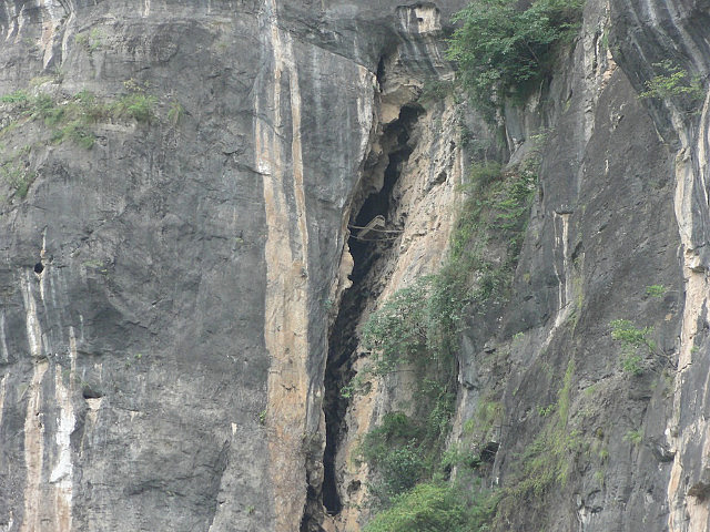 Hanging coffin at Shennong Stream