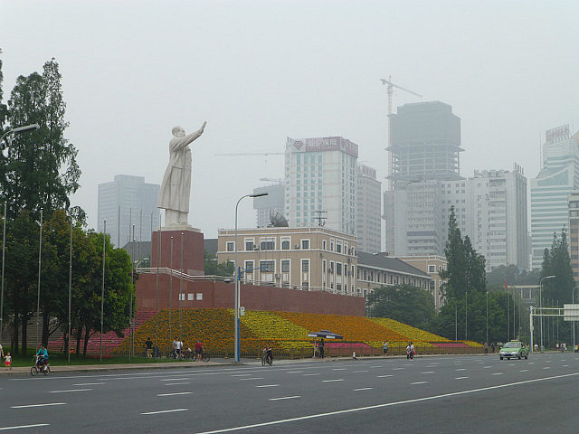 Mao statue towering over Tianfu Square