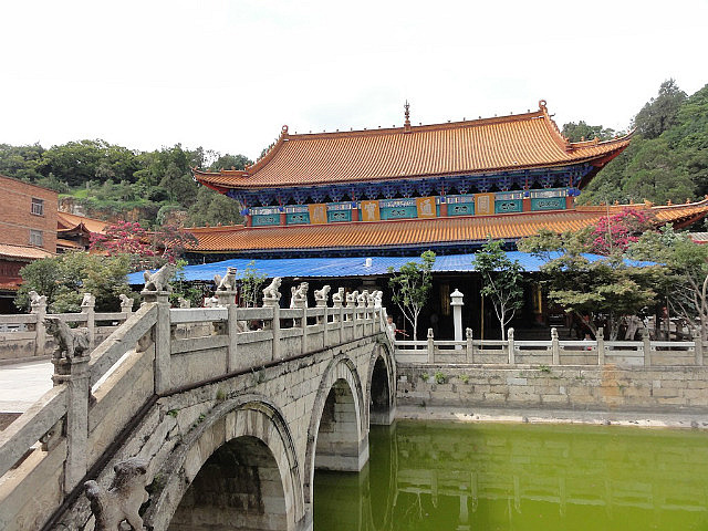 Ornamental bridge at Yaotang Temple