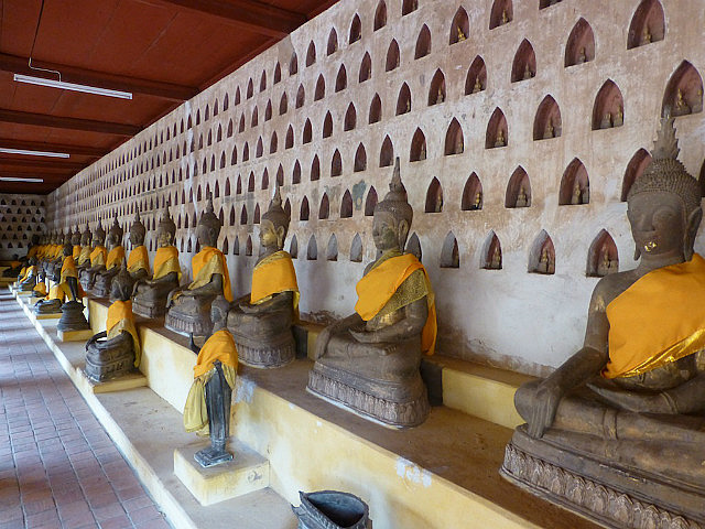 Wat Si Saket - Buddha images line the edges