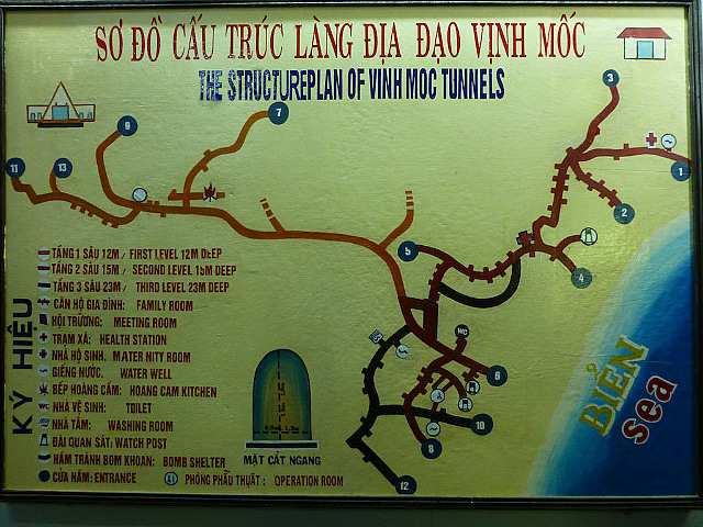 Display showing the Vinh Moc Tunnel network 