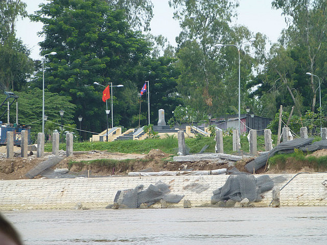 Vietnam - Cambodia : border marker