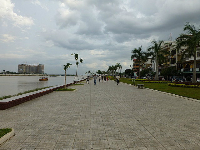 Promenade along the ferry jetty