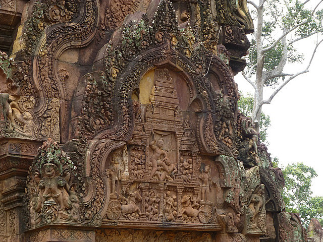 Benteay Srei - Krishna slaying Kamsa