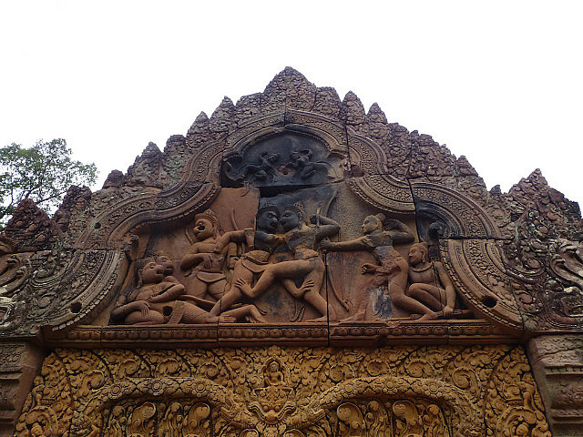 Benteay Srei - Vali and Sugriva battling