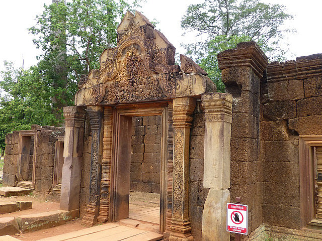 Benteay Srei - entry way with intricate carving