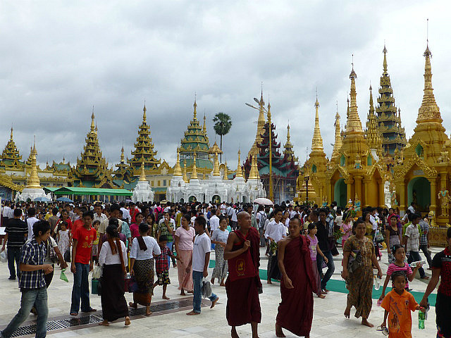 Shwedagon piligrms