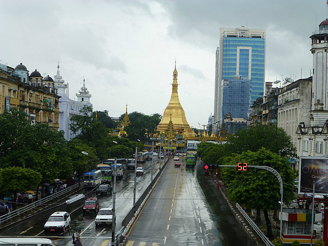 Sule pagoda - dramatic traffic circle