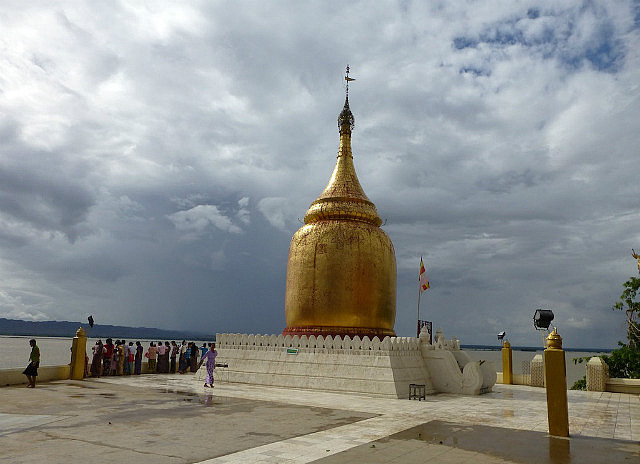 Bupaya pagoda - by the Ayeyrawady River