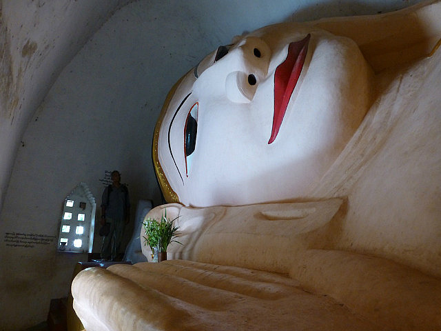 Manuha - Reclining Buddha with no room to breathe