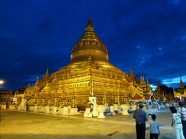Shwezigon Pagoda lit up at night