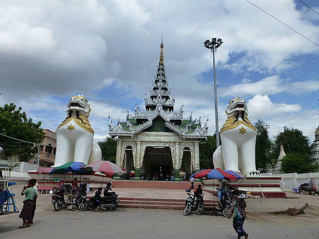 Giant lions guarding the entrance Mandalay hill