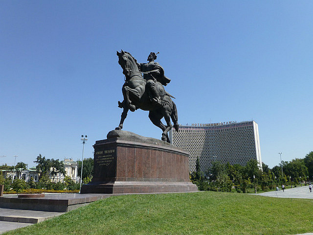 Amir Timur on horseback, Hotel Uzbekistan behind