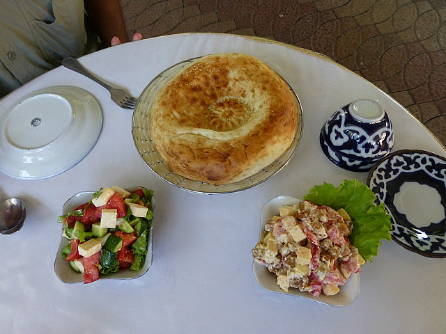 Non (nan) bread and Greek salad