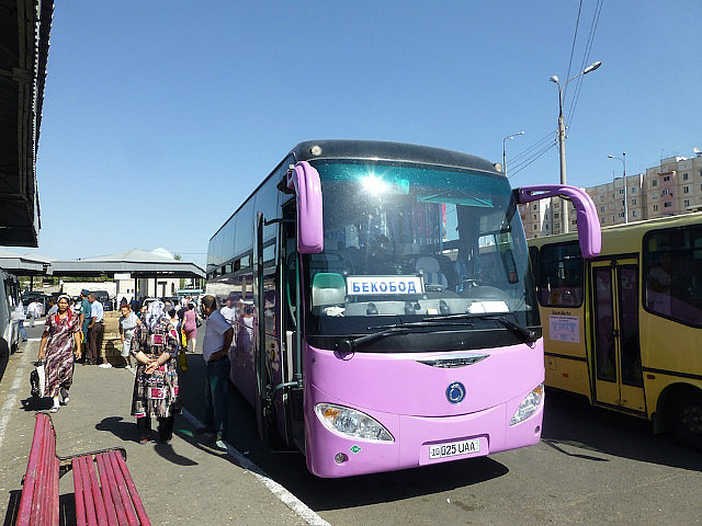 Qoylok Bazaar-Bekebod bus stops at Oybek border