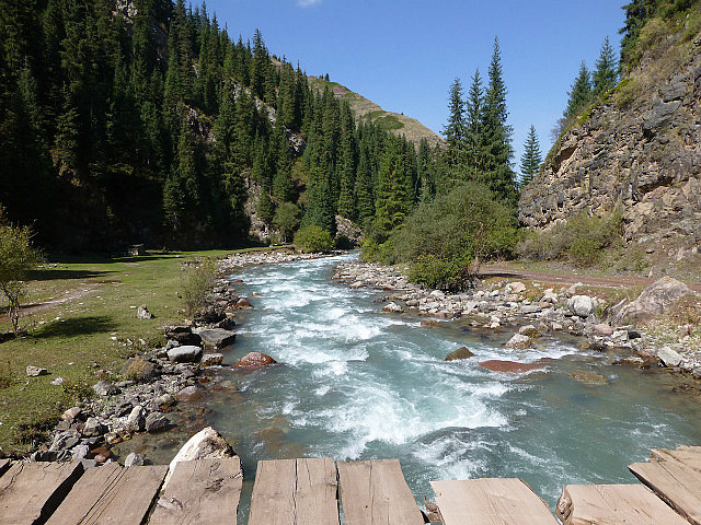 Trail alongside river up from Jety Orguz