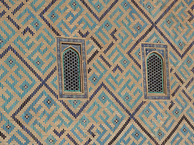 Closer look at tilework around the mausoleum walls