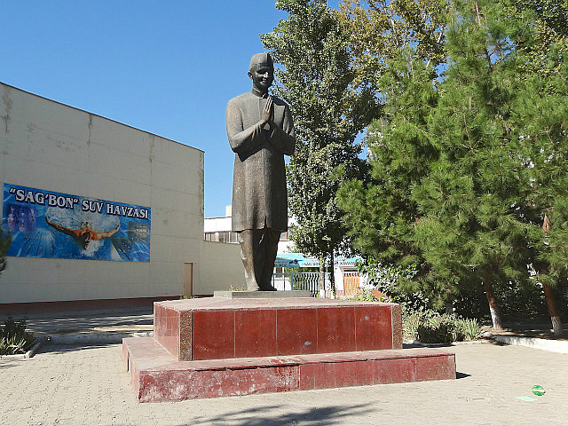 Statue of Lal Bahadur Shastri in a Tashkent school