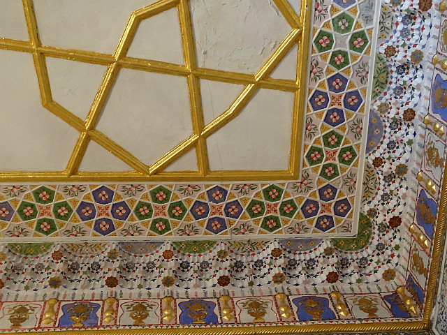 Ceiling decoration in Sitorai Mohi Hosa