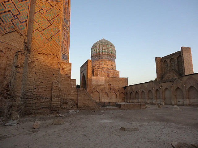 Golden glow of setting sun at Bibi Khanum mosque