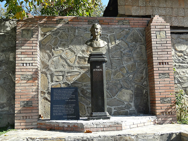 Bust of Norwegian explorer Thor Hyerdahl at Kis