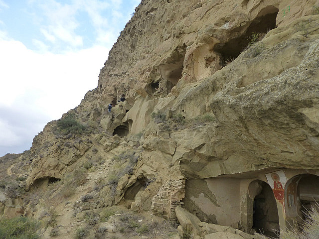 M hauling herself up into a cave in Ubadno