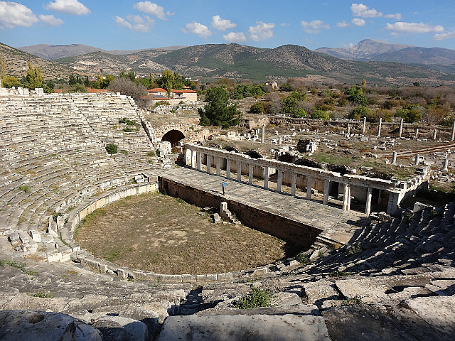 The theater had a seating capacity of 7000