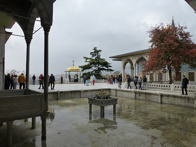 Pavilions around marble terrace (Topkapi)