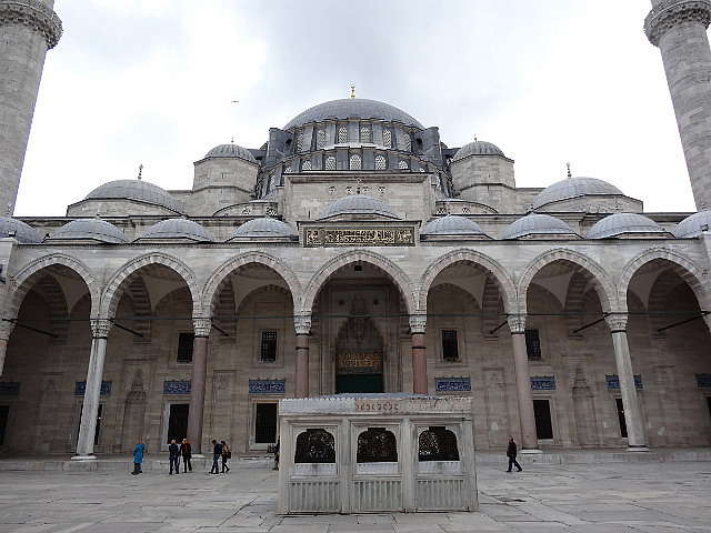 The courtyard of Suleymaniye Mosque