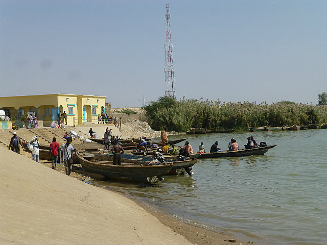 Pirogues waiting to ferry passengers to Senegal