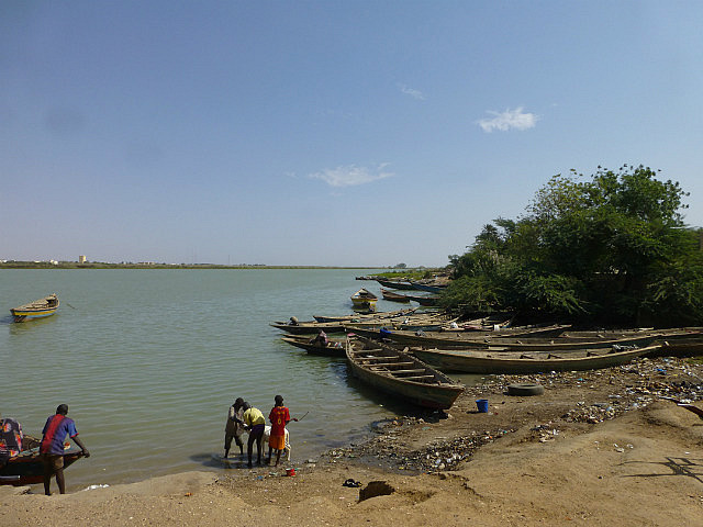 The ferry reaches the banks on the Senegal side