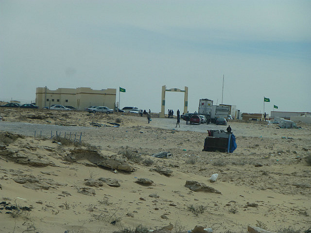 Approaching the Mauritania border post