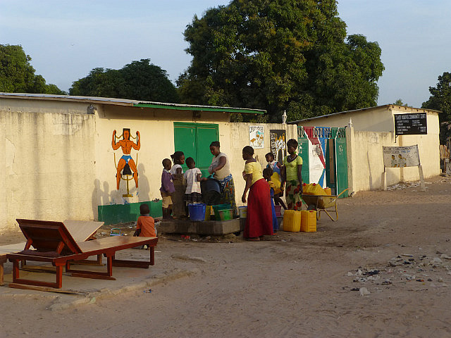 Women at the water pipe at Tanji
