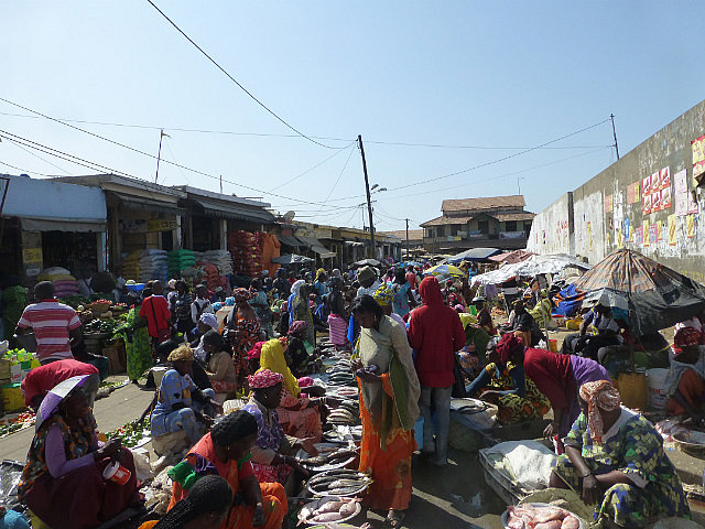 Saint-Louis market (can you spot the GPS?)