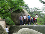 Hikers attempting to dislodge Heundeulbawi !