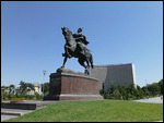 Amir Timur on horseback, Hotel Uzbekistan behind