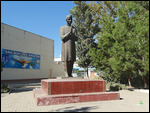 Statue of Lal Bahadur Shastri in a Tashkent school