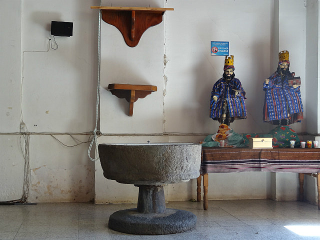 Iglesia de Solola - baptismal font and saints