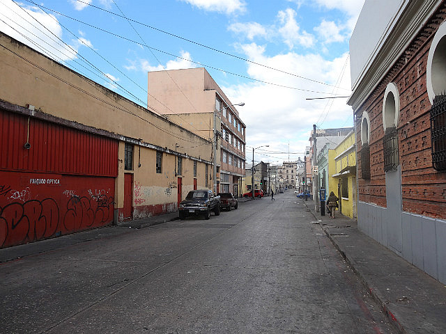 Footsteps hasten on 18a Calle