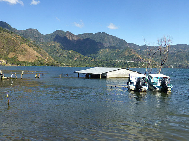 The rising lake, San Juan La Laguna