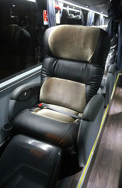 Semi cama seat that reclines 85% with foot rest